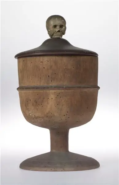 Деревянный сосуд, подаренный Лундскому университету примерно в то же время, что и спорная теменная кость, которая, по мнению некоторых, принадлежала Декарту, кажется, идеально подходит для этого фрагмента