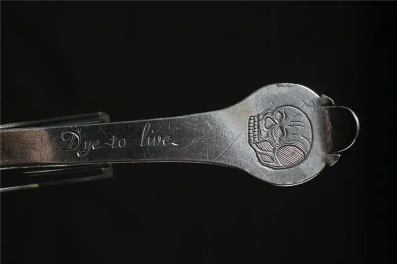 Ложка Кромптонов заканчивается треугольным узором, с немного более детализированным черепом и краской для жизни на передней части