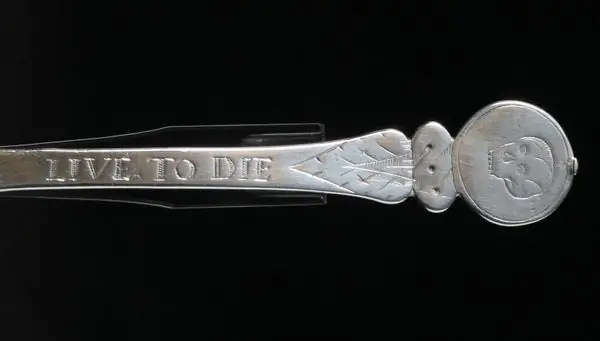 Британская семья, которая подарила детям ложки с черепами