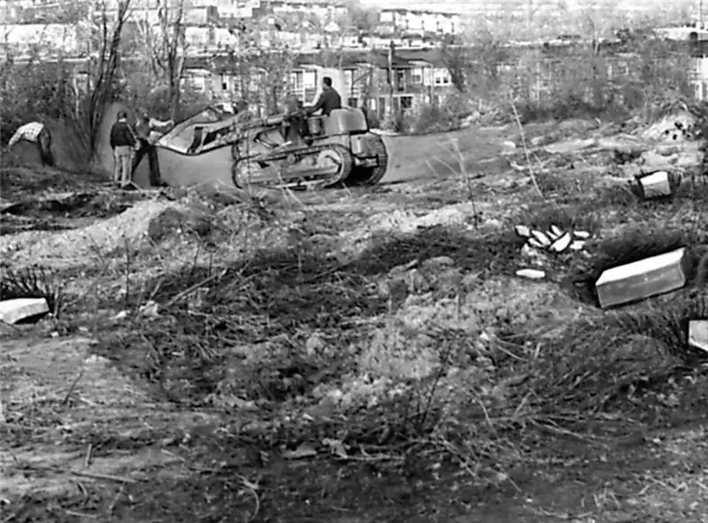 Бульдозеры сносят кладбище Лорел Хилл, ноябрь 1958 года