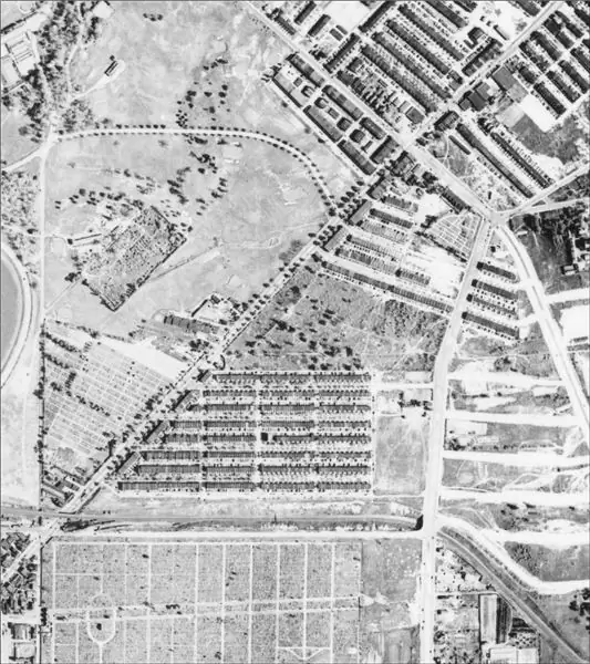 Вид с воздуха на кладбище 1938 года, участок в центре окружен домами