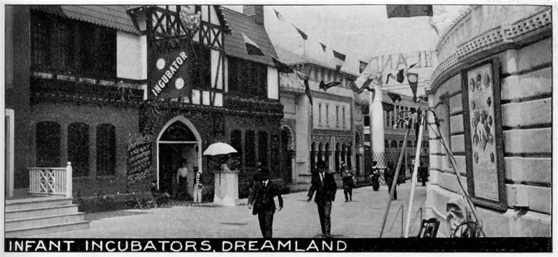 Перед выставкой детских инкубаторов в Dreamland, Кони-Айленд. Страна грез была уничтожена пожаром в 1911 году, но все младенцы были спасены и перевезены в центр Луна-парка
