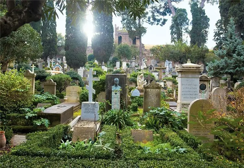Il Cimitero Acattolico di Roma - некатолическое кладбище в Риме, Италия. До 1738 года Ватикан запрещал хоронить в городе некатоликов»