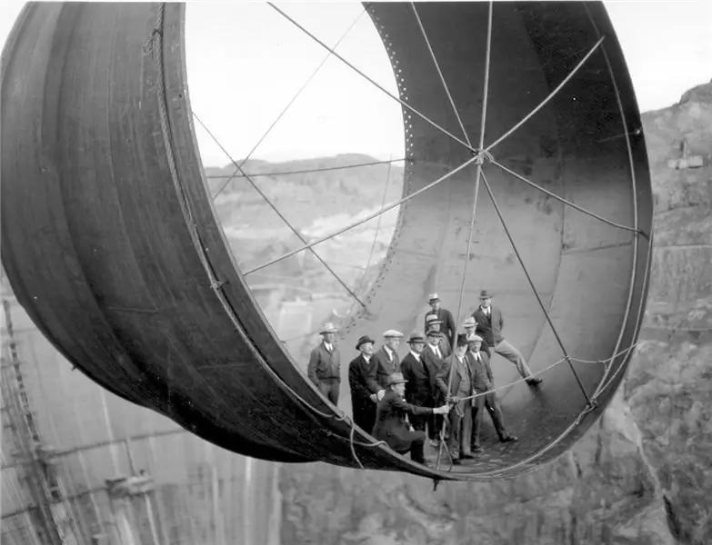 Члены консультационного совета Боулдер-Сити и другие официальные лица стоят на участке трубы над плотиной Гувера, 1935 год