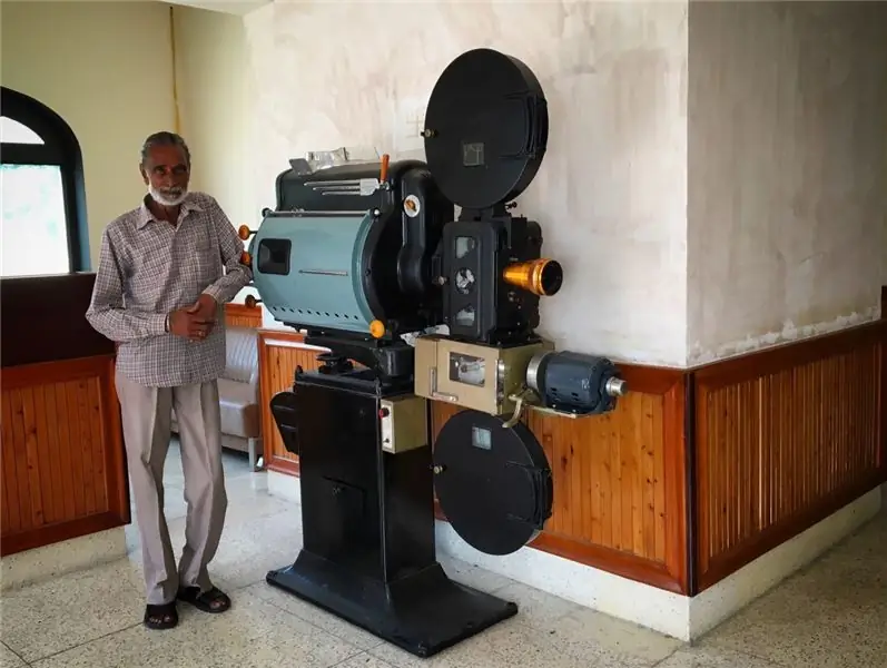 Гурбакш Сингх, оператор проектора в Malwa Talkies в Патиале, стоит рядом со своим тщательно отреставрированным 35-мм проектором Century Peerless 1939 года