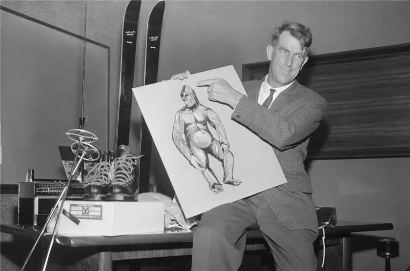 Знаменитый альпинист Эдмунд Хиллари демонстрирует изображение йети на пресс-конференции 1960 года перед тем, как отправиться в свою экспедицию в Гималаи