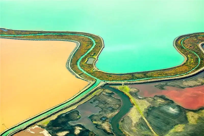 Соленые пруды, дамбы, вода залива и водно-болотные угодья смешиваются и смешиваются во многих районах Южного залива