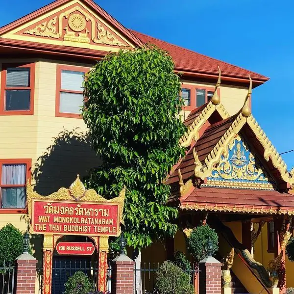 В этом тайском храме в Беркли подают воскресный бранч