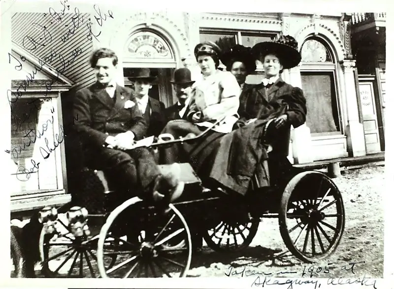 Шелдон в 1905 году на улице Скагуэй, пассажиры и фотограф неизвестны