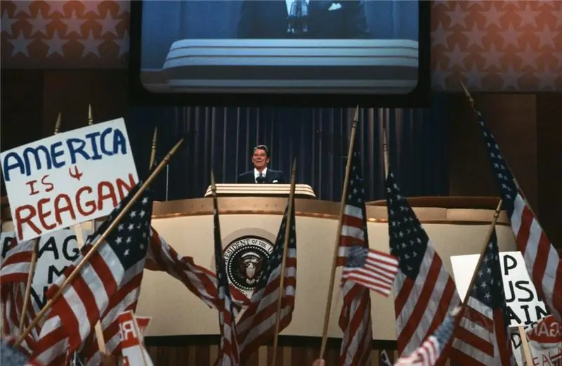 Рональд Рейган выступает на Республиканском национальном съезде в 1984 году, где протестующий, сжигающий флаг, инициировал процесс, который привел к защите этой практики