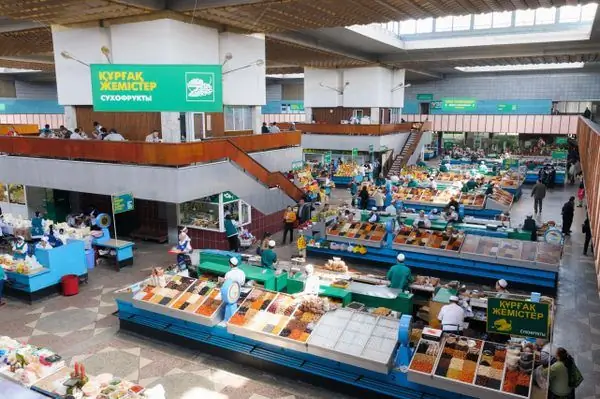На этом казахстанском базаре представлены традиционные деликатесы от кобыльего молока до овечьей головы