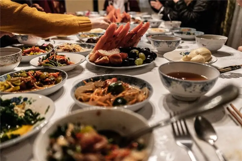 Семейный ужин из продуктов, очень похожих на блюда мусульманского народа хуэй в Китае