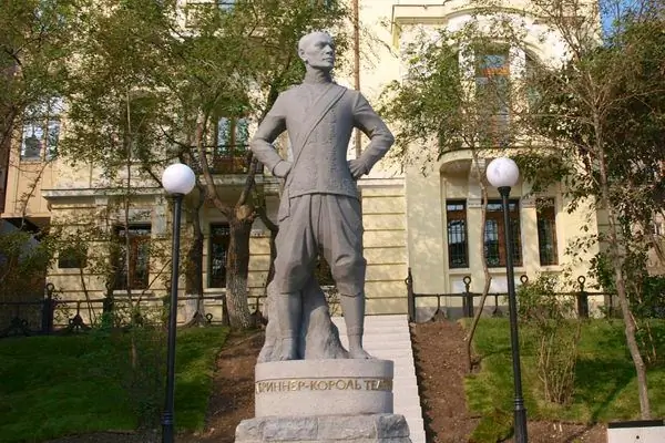 Памятник Юлу Бриннеру