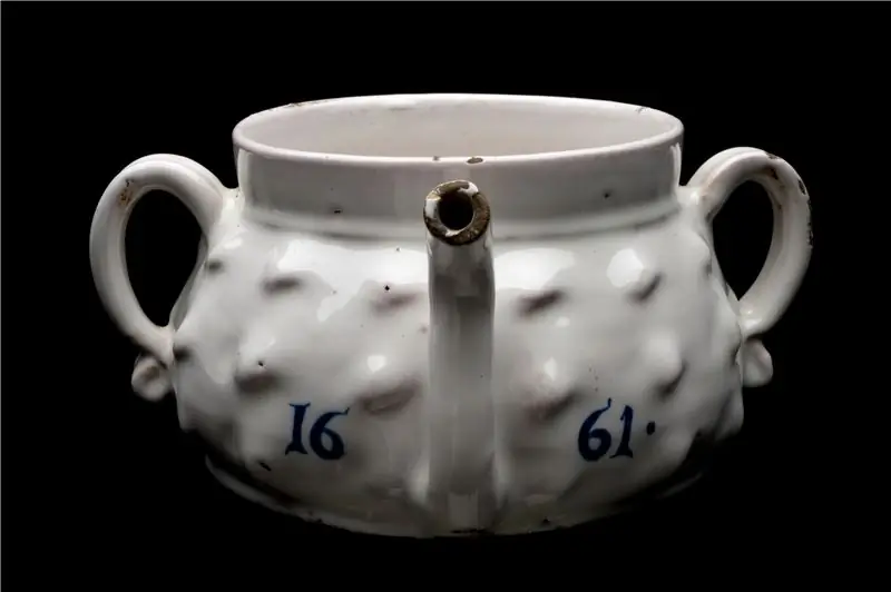 Поссет был настолько шикарным, что пьющие пили его из специальных горшков, таких как этот 1661 года