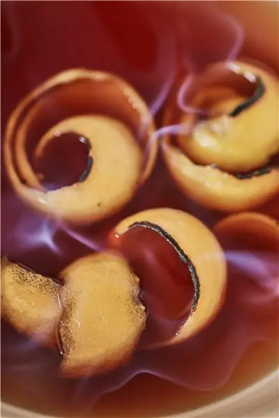 «Диккенс писал: «В этот кризис (сняв ложкой лимонные косточки) вы можете попробовать»