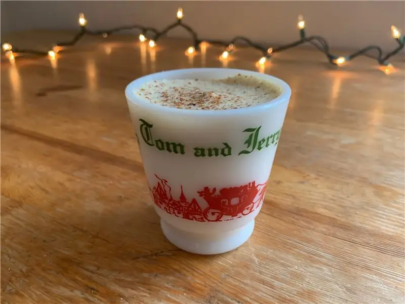 Коктейли «Том и Джерри» часто подают из праздничных кружек из молочного стекла