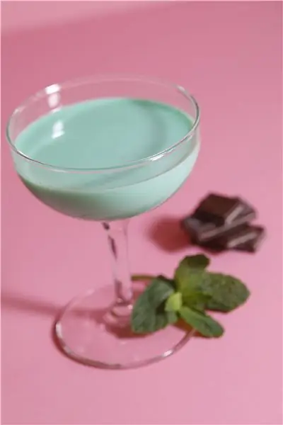 В представленном здесь модифицированном кузнечике вместо мороженого используется ликер Kringle Cream Liqueur. Ниже приведен рецепт классического коктейля с мороженым