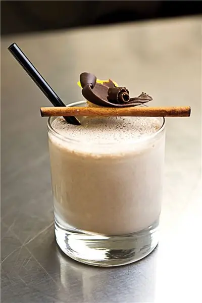 Шоколадно-апельсиновый молочный коктейль с мескалем