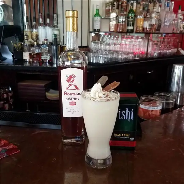 «Нижеприведенные рецепты предназначены для классического Brandy Alexander, а в этом модифицированном Baaree Alexander от The Cheel используется бренди, настоянный на чае, и добавляется чайная ложка густых сливок»