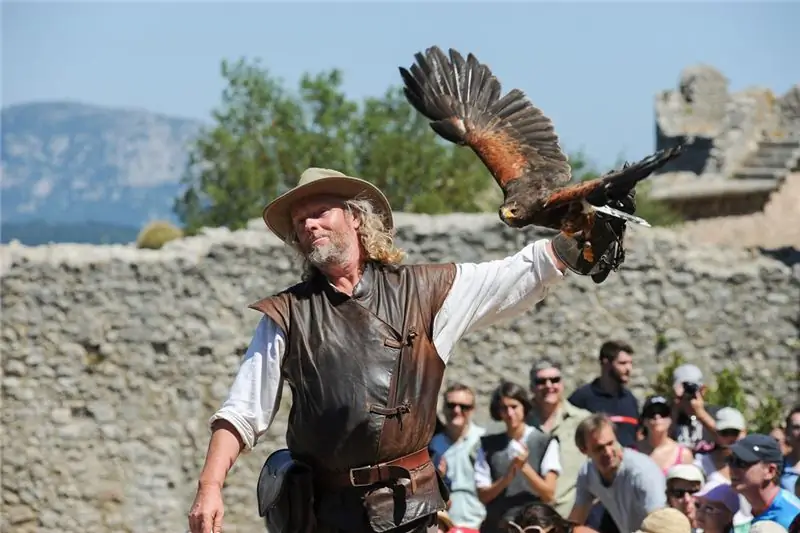 Патрис выступает в Пейрепертузе, замке катаров 13 века в южной французской деревне Дюйак, 2015 год