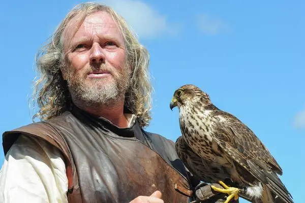 Эти французские сокольники - семейный акт