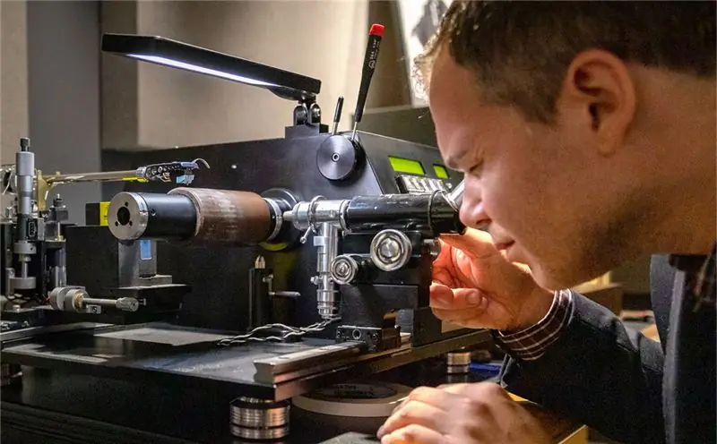 Инженер Даниэль Фигурелли оцифровывает исторические записи в Университете Индианы