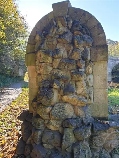 Каменное кресло горгульи