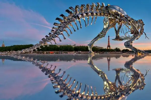 Доисторический Париж: Гигантский Серебряный T-Rex преследует Город Света