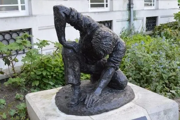 Статуя садовника
