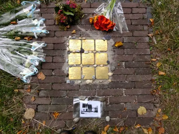 В Европе спрятаны крошечные памятники жертвам Холокоста