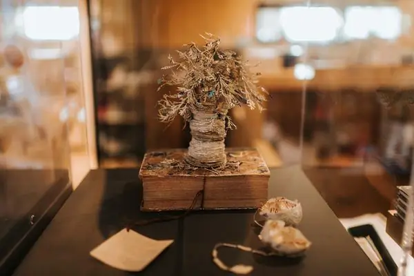 Эдинбургские книжные скульптуры
