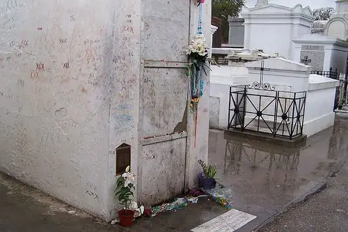 Могила Мари Лаво
