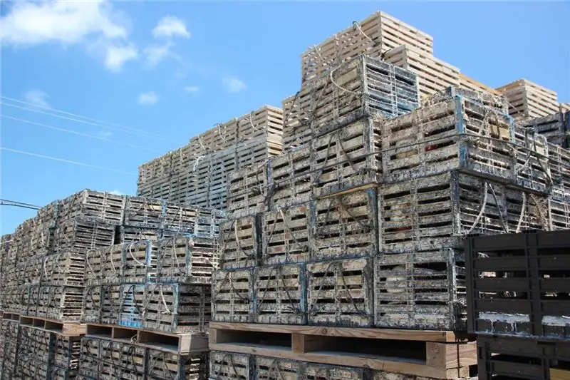 Ловушки для крабов, хранящиеся в конце сезона ловли крабов во Флориде