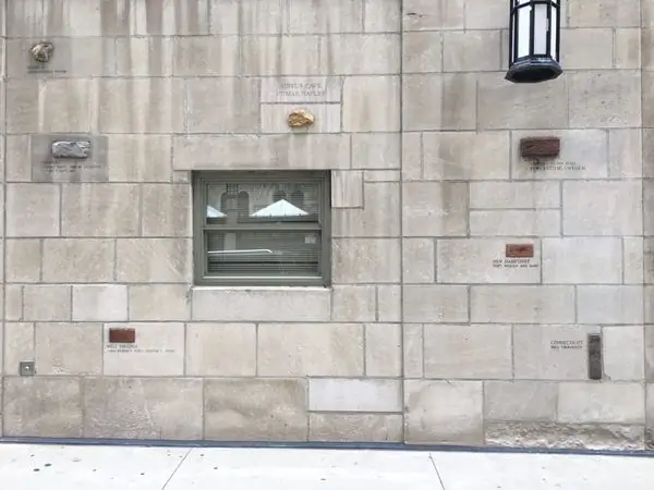 Мировые артефакты, встроенные в стены башни Трибуны