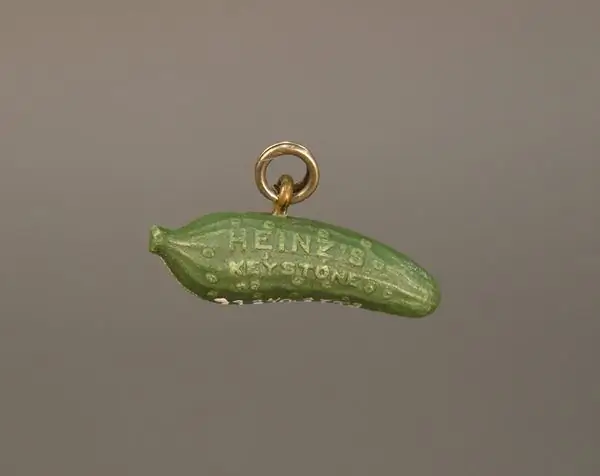 Первая подвеска Heinz Pickle Charm