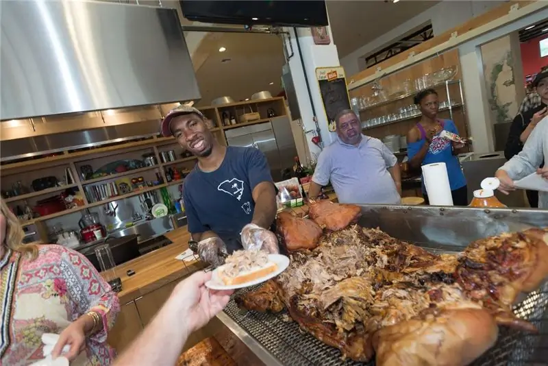 Коньерс разбирает свинью на мероприятии Южного музея еды и напитков на барбекю в Южной Каролине