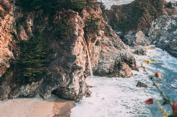 Водопад Макуэй и руины дома у водопада