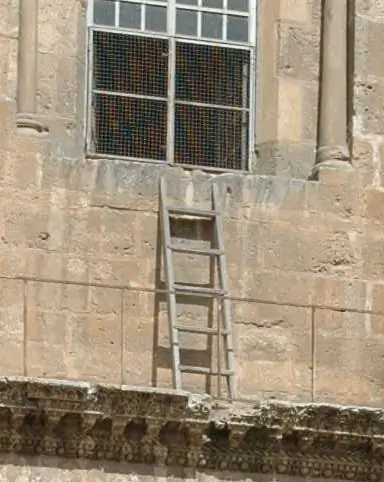 Неподвижная лестница на Храм Гроба Господня