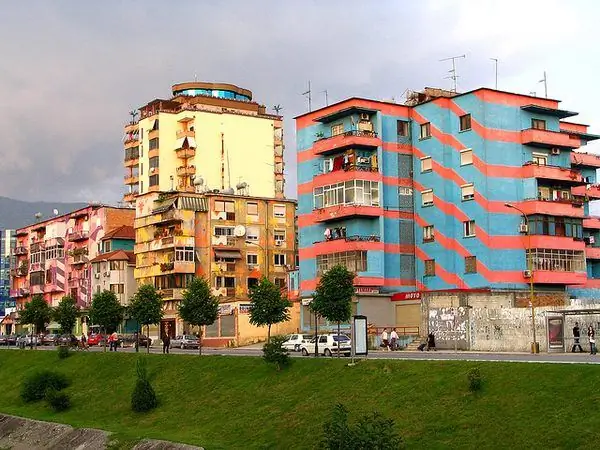 Красочный фасад Тираны
