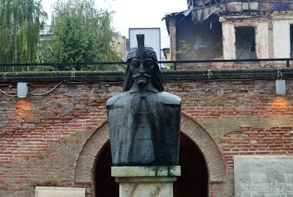 Бюст Дракулы все еще стоит на страже руин его дворца