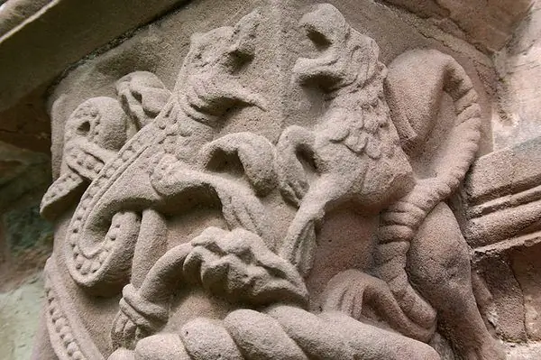 Резные фигурки церкви Килпек