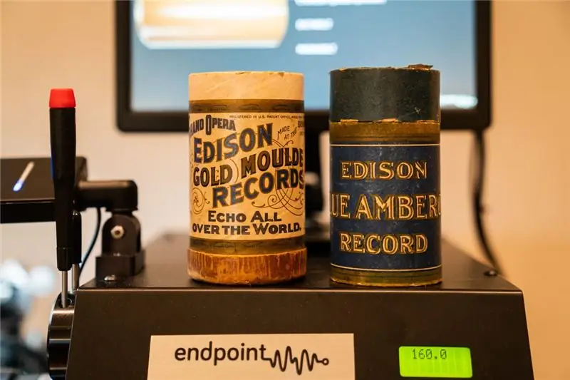 Компания Томаса Эдисона Blue Amberol Records производила восковые цилиндры в США с 1912 по 1929 год. Здесь два цилиндра покоятся на воспроизводящей машине цилиндров Endpoint Audio Labs Николаса Берга