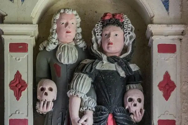 Жутко реалистичные чучела церкви Святого Михаила