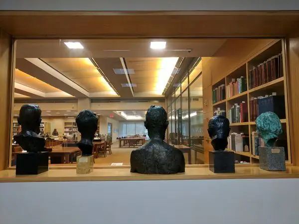 Читальный зал наверху в Центре выкупа Гарри