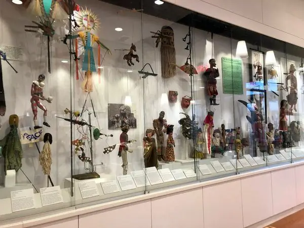 Институт Балларда и Музей кукол