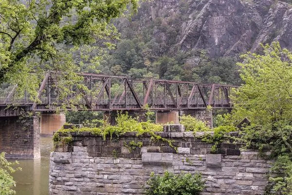 Знак над тоннелем