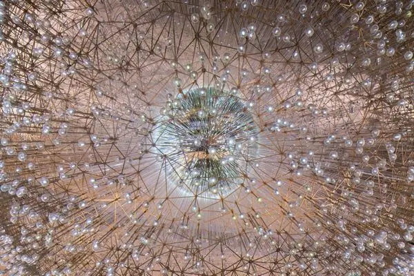 Эта гениальная скульптура основана на звездной карте ночного неба