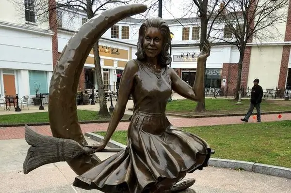 Статуя Элизабет Монтгомери