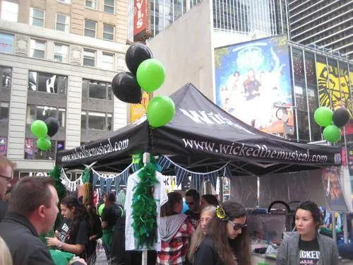 Ежегодная уличная распродажа на Бродвее