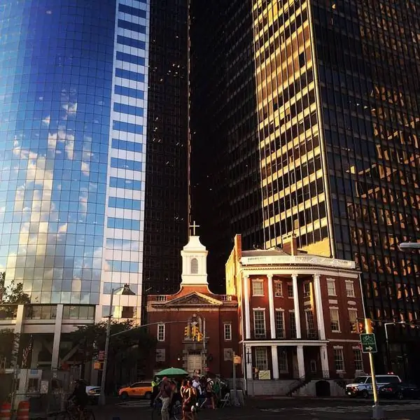 Изогнутый храм первого святого американского происхождения